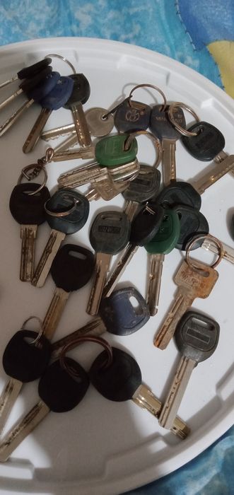 Ключи от дверных замков  б/у