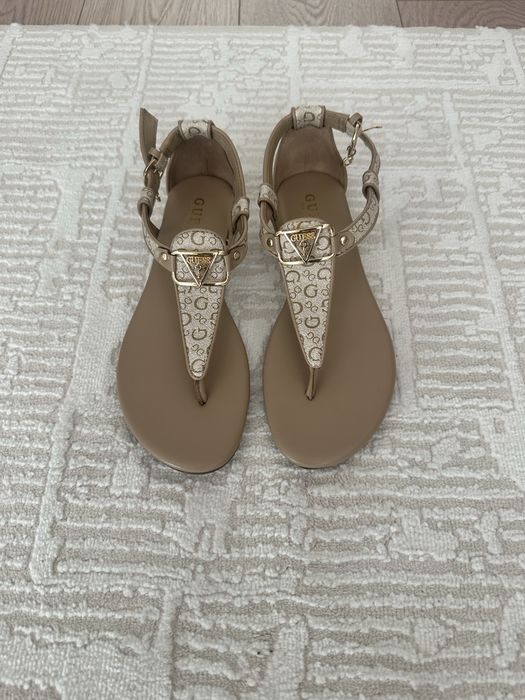 Детски сандали на италианската марка Guess