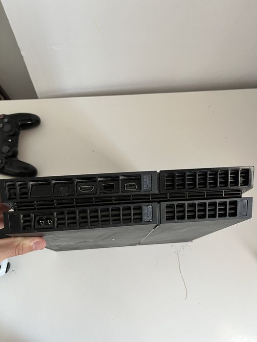 PS4 Fat 500 ГБ + 2 геймпада + игры