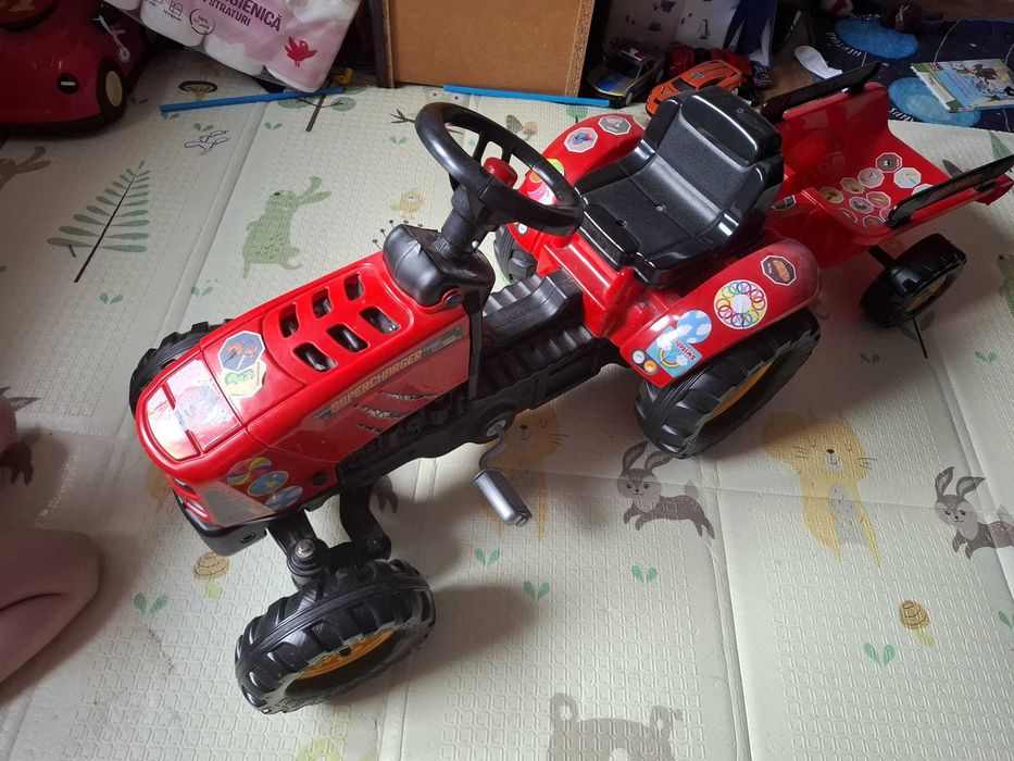 Tractor rosu cu pedale si remorca, ca nou