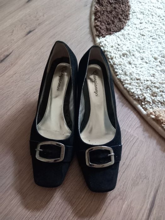 Vând pantofi din piele întoarsă.