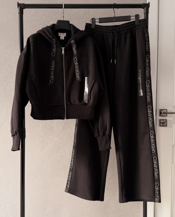 Продам костюм от Calvin Klein новый