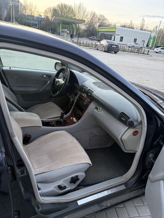 Mercedes С w203,