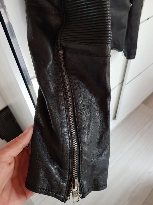 Vand geaca Tigha, marime L. Stare impecabila.