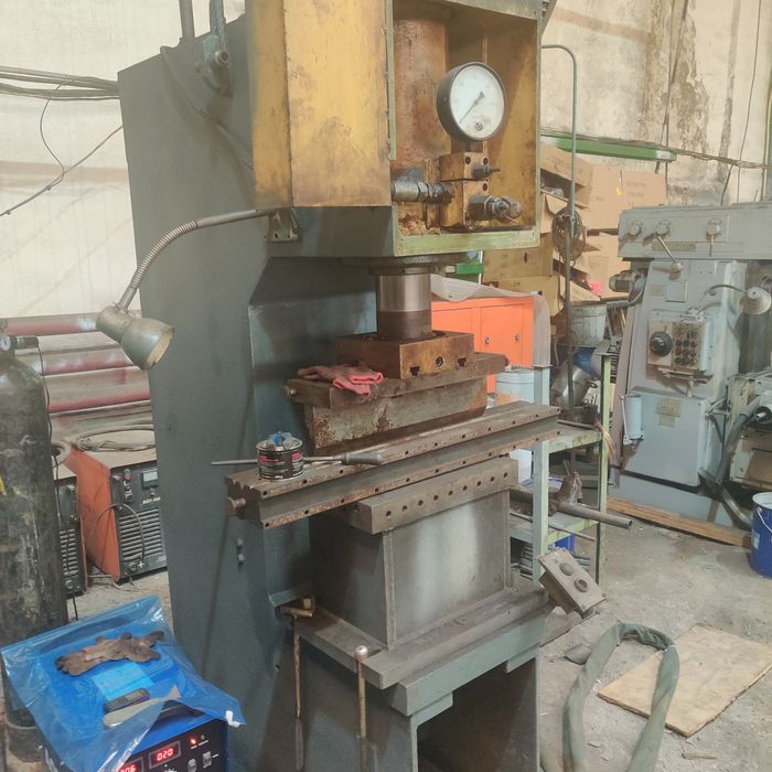 Пресс гидровлическии 200 тонн.