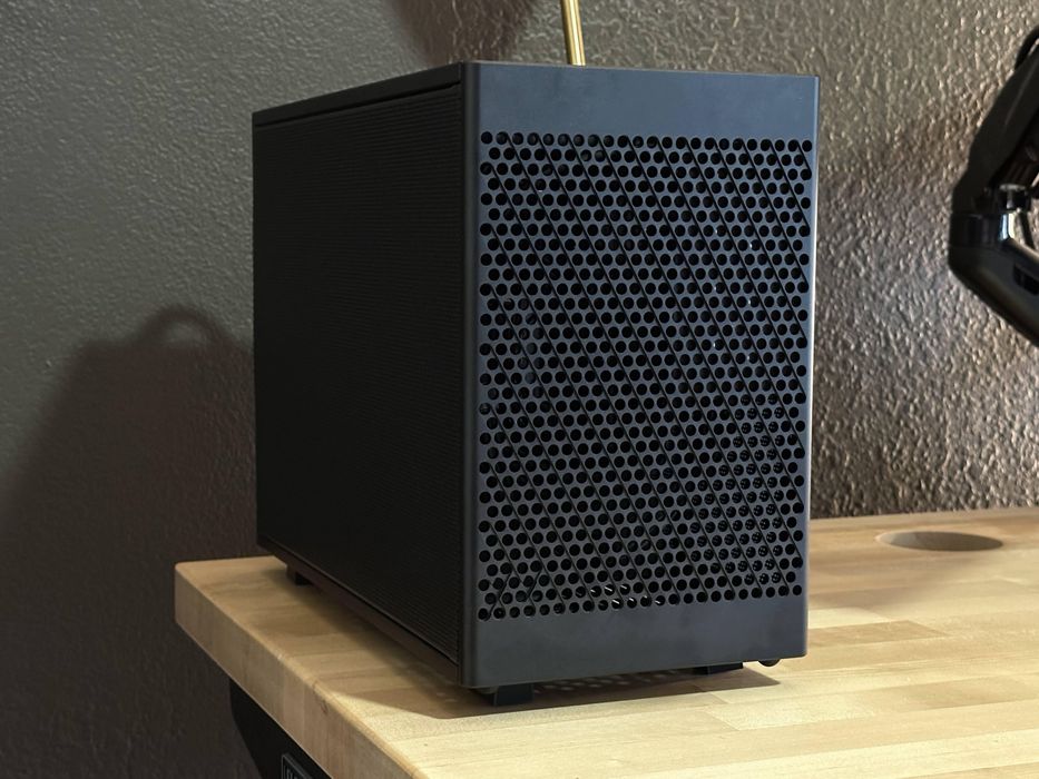 Carcasa NCased M2 Grater Black + Riser Vertical Gen 5 x16 Ncased