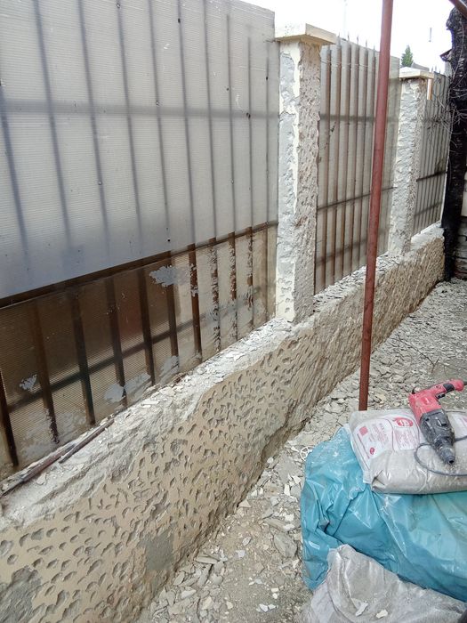 Tencuiala stil roman, antichuzat. Garduri ,case, pivnițe beciuri