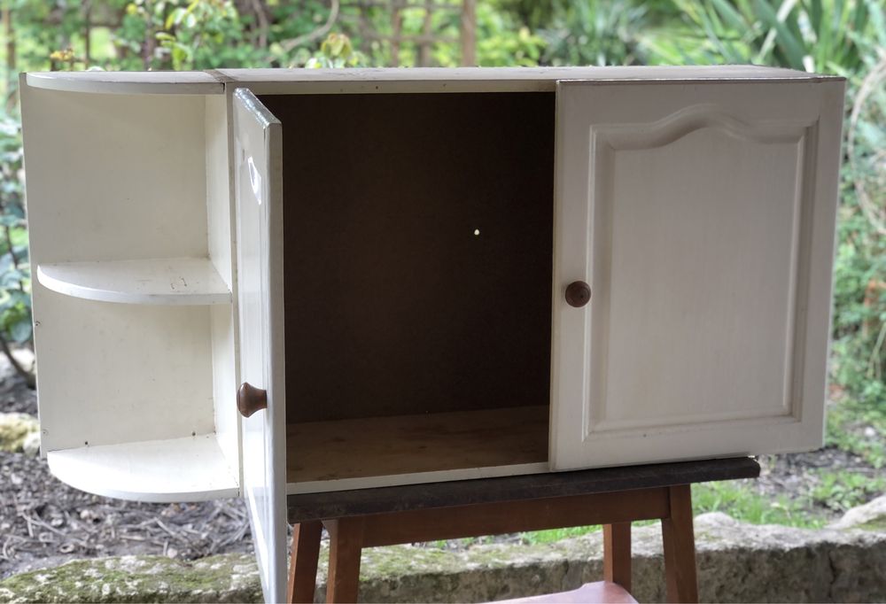 Три врати на шкафа с дръжки, Кухненски шкаф, изработен от дърво