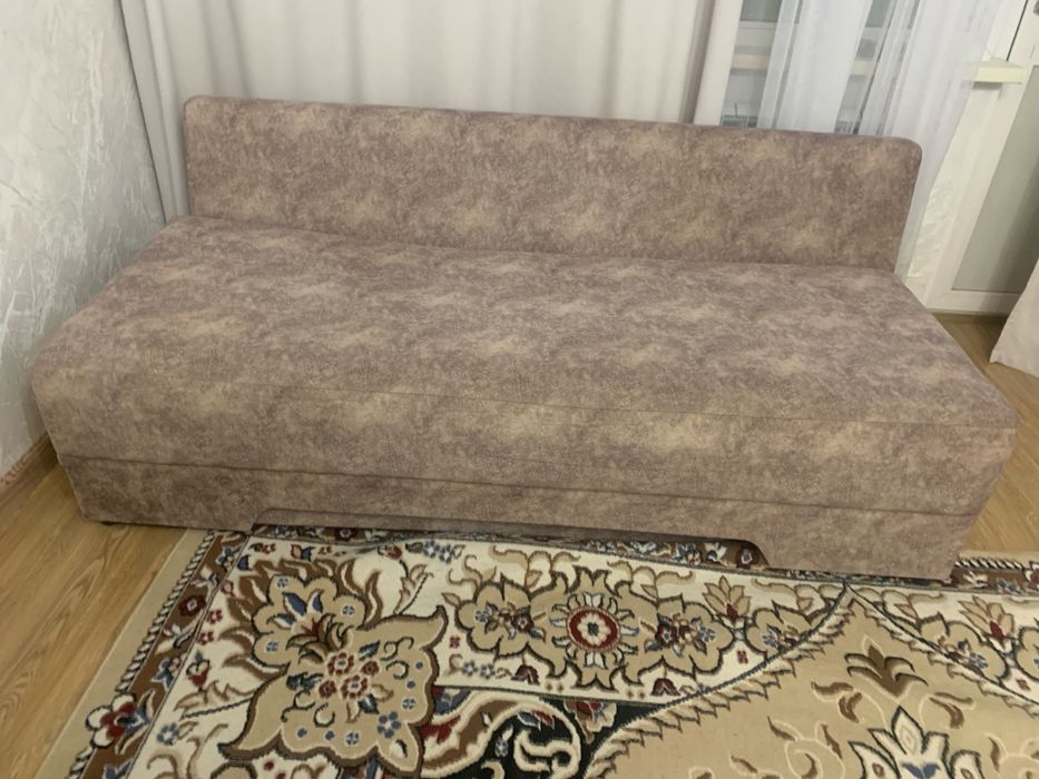 Диван цвета кофе