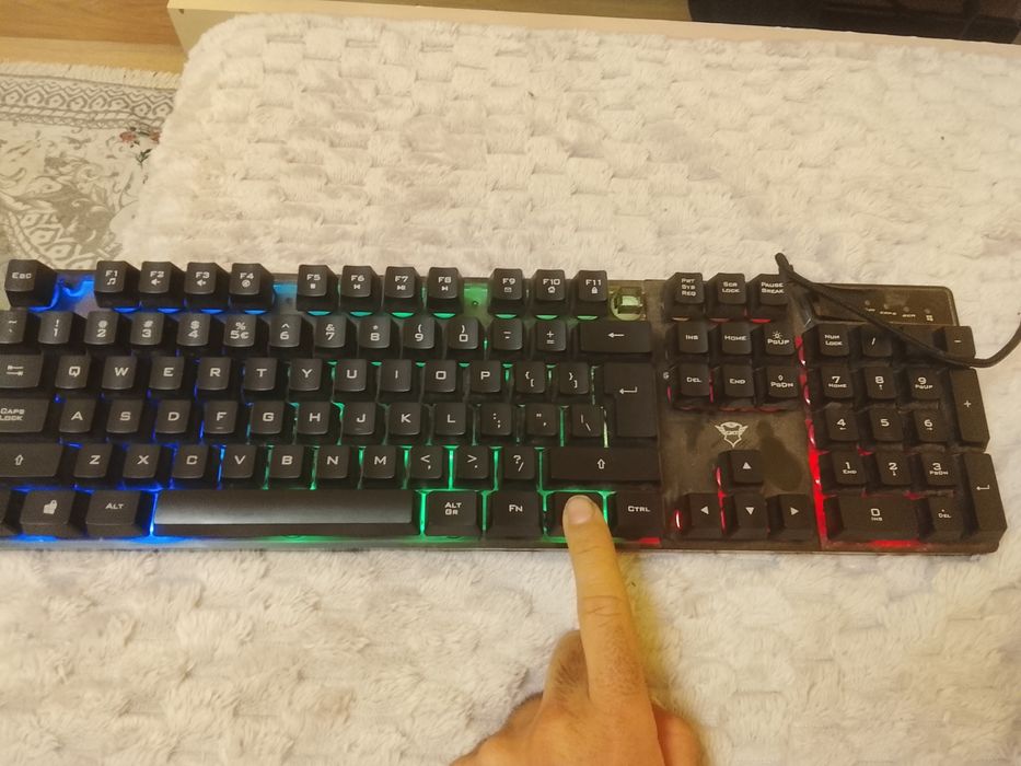 Продавам геимърска клаветура