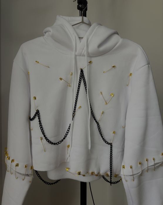 Hanorac personalizat cu detalii metalice si lanturi!