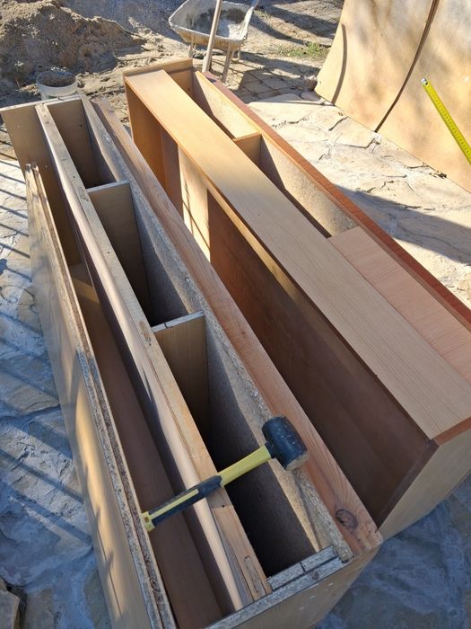 Дървени легла без матращи, но с табли отзад