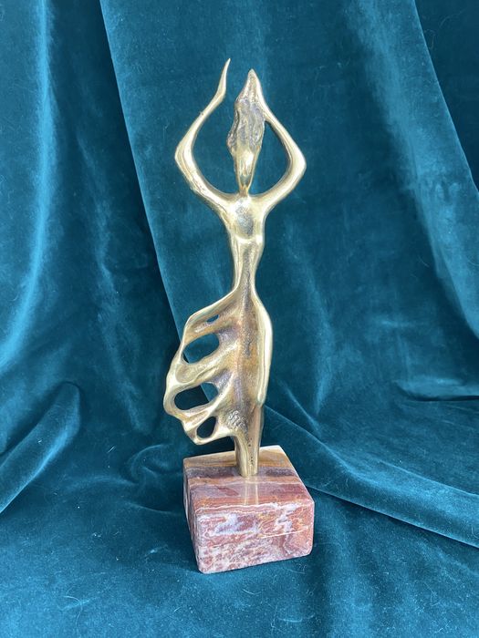 Скулптури каменни кучета, глава на слон, коне, котка Бастет, фигури