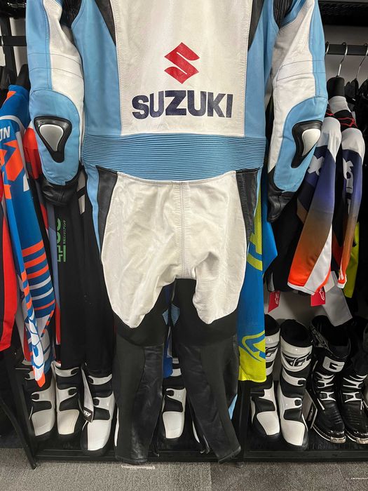 Кожен мото екип SUZUKI GSXR ,размер 54 М/L,1 част,гърбица,протектори