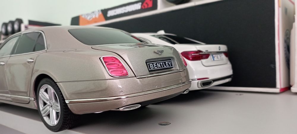 Продам железный Бентли 1:18