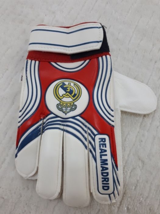 Вратарские перчатки