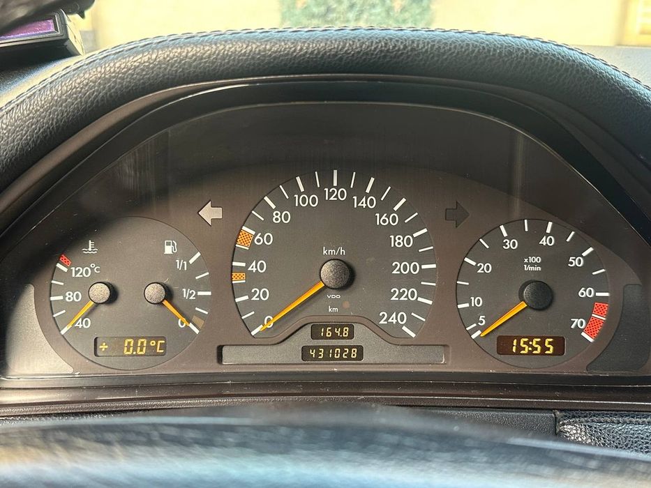 Mersedes Benz W 210. 
1996 yil.motor