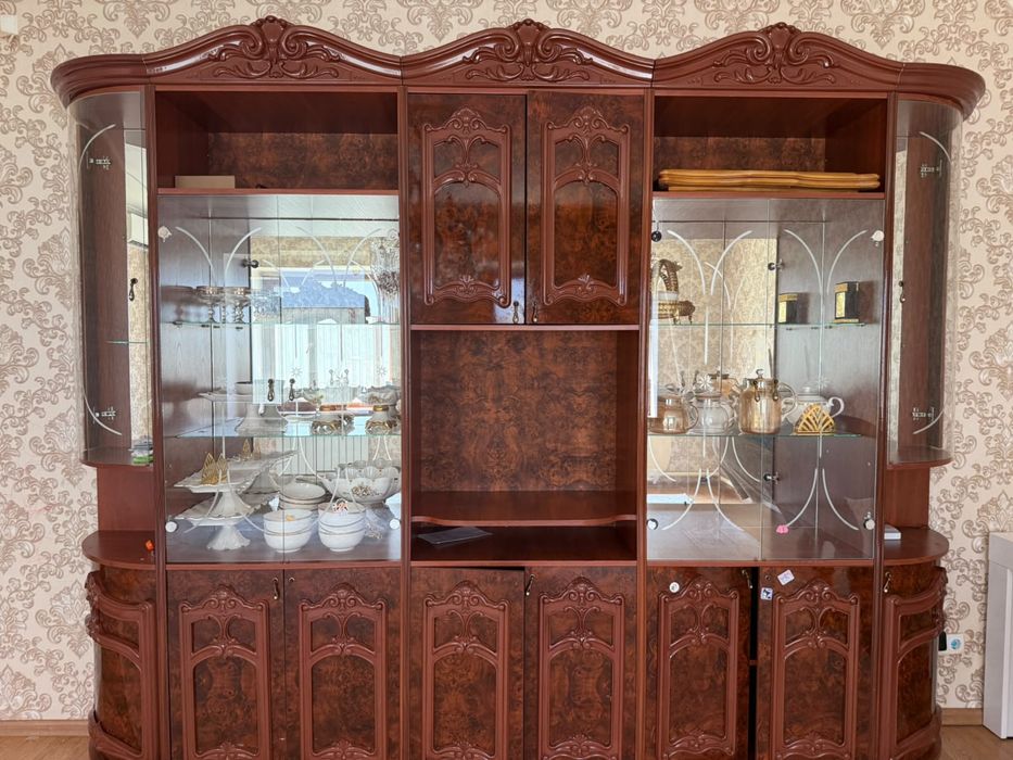 Продается сервант стенка для гостиной  срочно
