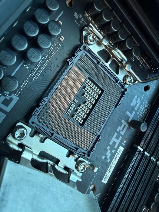 Asus ROG Strix Z790-HGAMING WIFI (повредена)