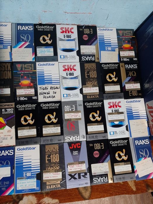 Vând casete video filme i în stare bun în română