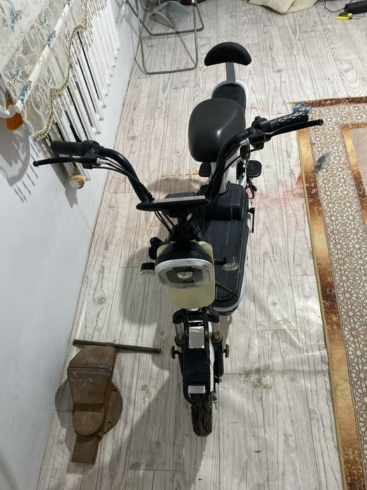 Скутер белый в нормальном состаяние