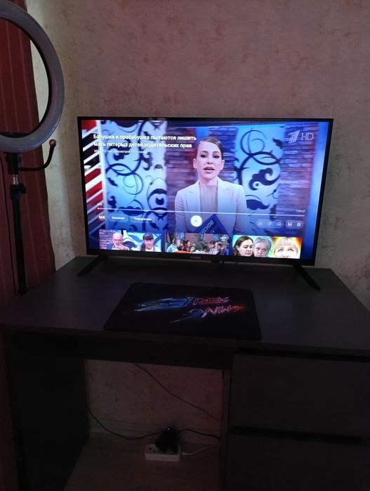 Продам телевизор (стол в подарок)