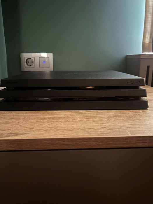 Продам PS4 1TB в идеальном состоянии