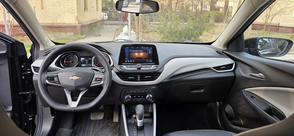 Продаю свою машину Onix