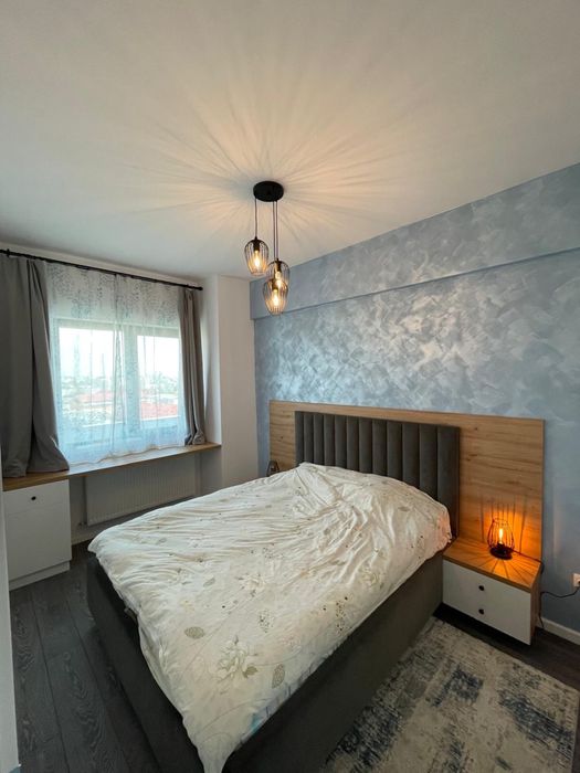 Ofer spre inchiriere apartament cu 3 camere cu loc de parcare