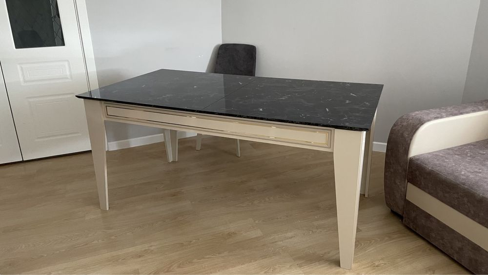 Продам стол со стульями в гостиную