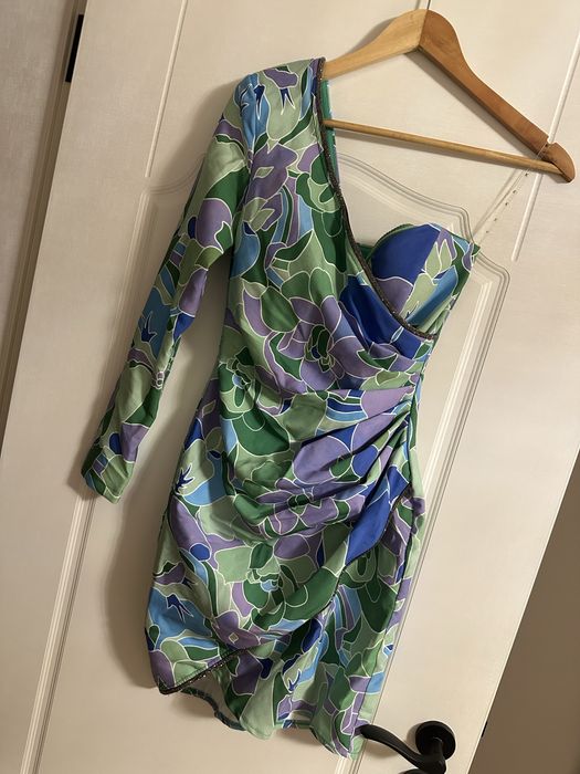 Рокля с един ръкав