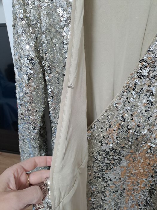 Елегантна рокля с пайети