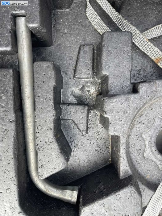 Kit Cric Spuma Suport Trusa Rezerva Cheie Roti Cui Carlig Remorcare Tractare Infiletant Volkswagen Toura 1T1 1T2 1T3 2003 - 2015 Cod 1T0012109 1T0011031A [B4449]