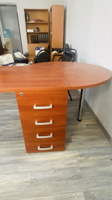 Офисный стол большой