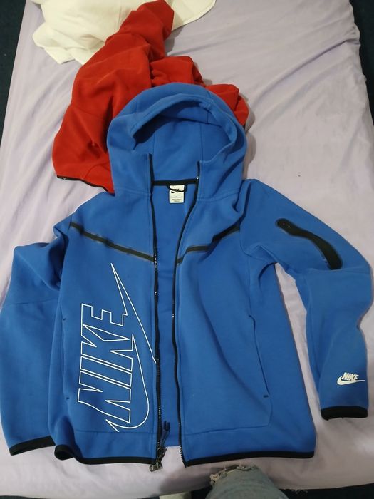 Vând bluza nike tech