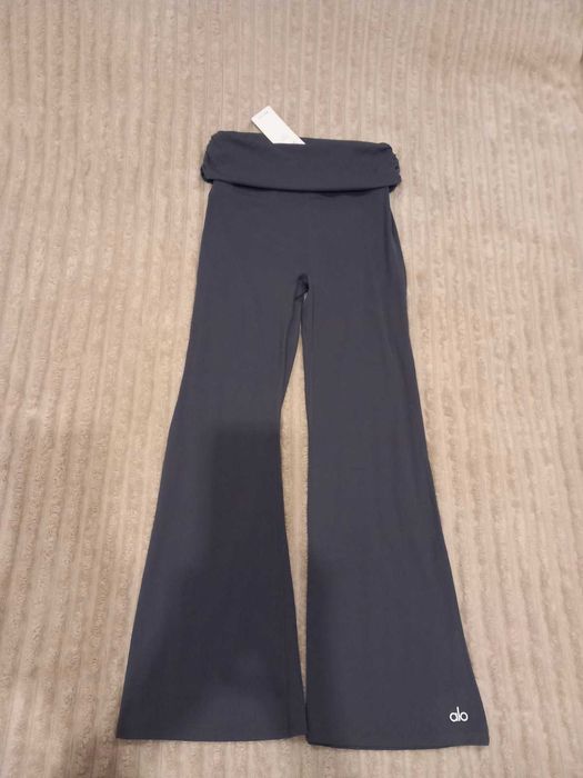 сет за йога / фитнес Alo yoga пола клин блуза