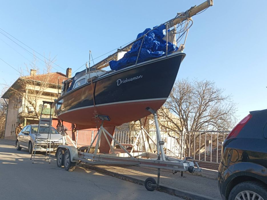 Продавам ветроходна лодка