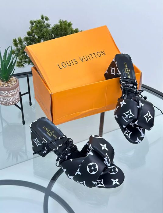 Продам босоножки