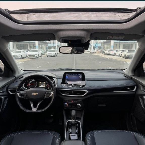 Chevrolet Tracker 2 Premier Plus 2024-qora rang, ideal holatda