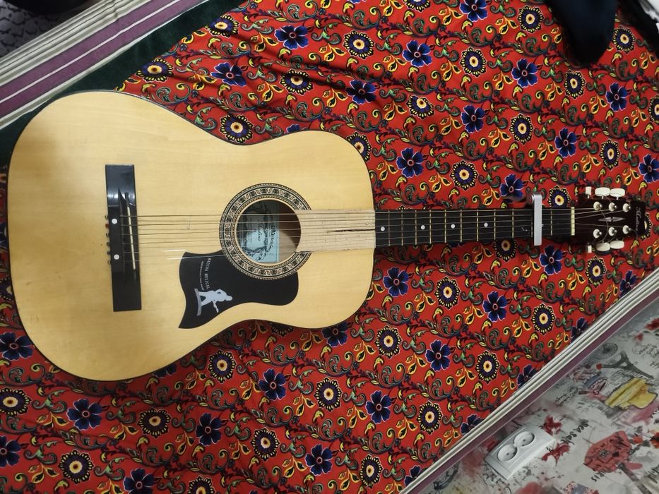 Продам гитару Мадина