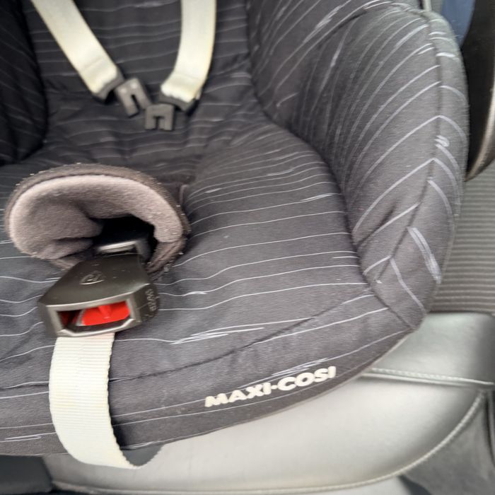 Vand scoica Cybex,Maxi Cosi,ambele cu baza isofix