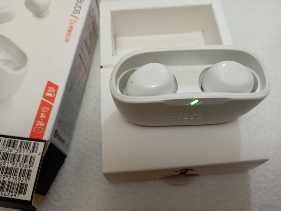 Casti wireless JBL Wave Buds pentru divertismentul de zi cu zi.