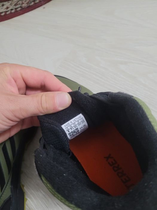 Продам кроссовки новые