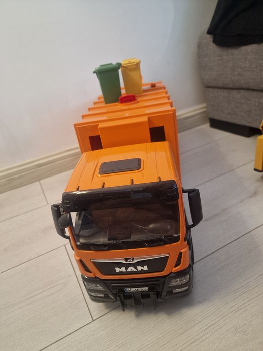 Camion de gunoi si tractor Bruder