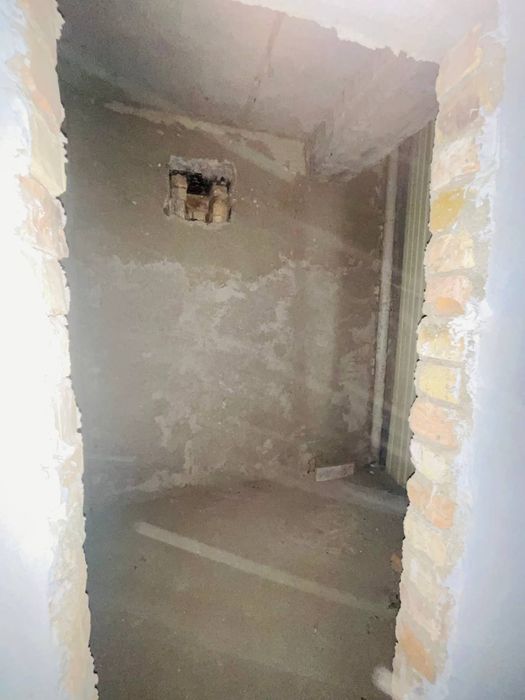 Uy sotiladi. To'rt xonali.