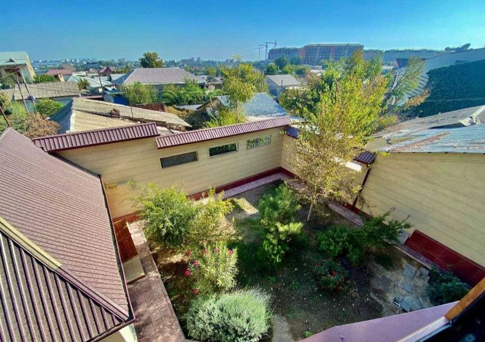 Продам дом на участке(4 сотки) в М-Улугбекском районе.