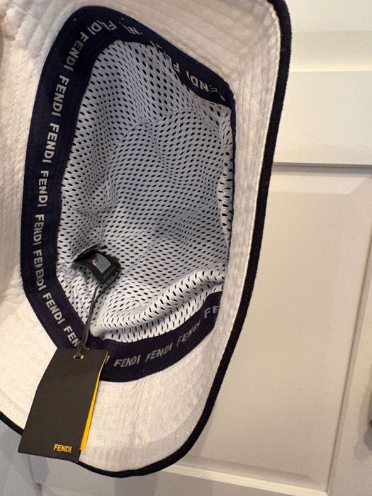 Шапка Fendi в бяло