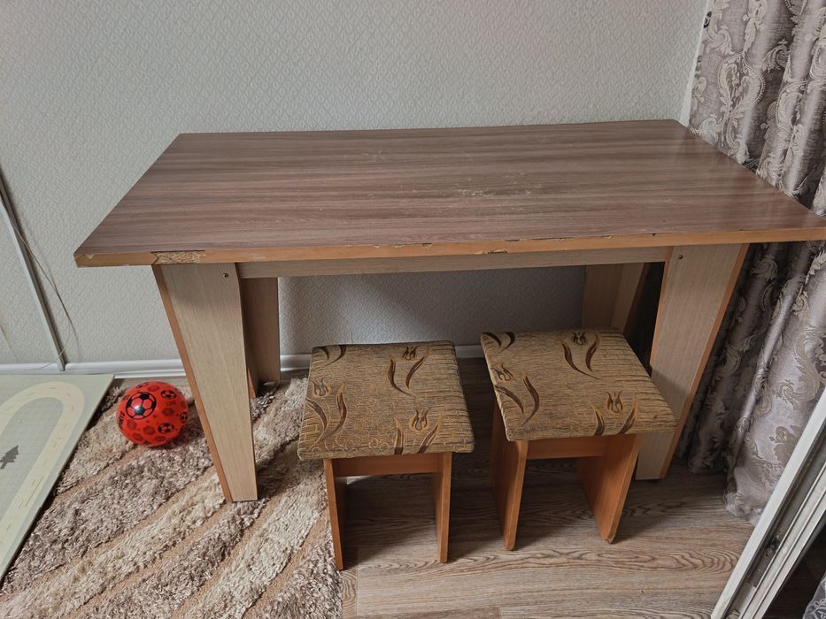 Продам стол со стульями 2 шт
