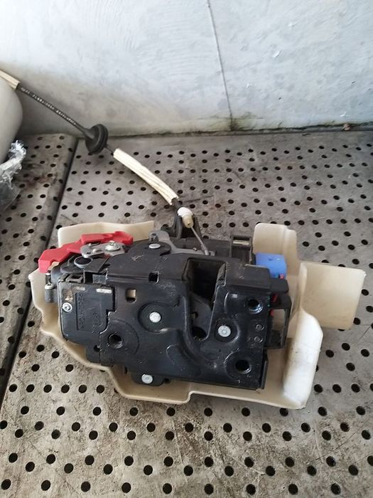 Broasca usa stanga fata vw touareg 7l