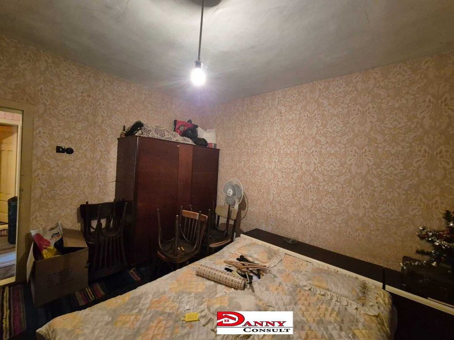 Къща с двор и кладенец в с. Бутово, общ. Павликени